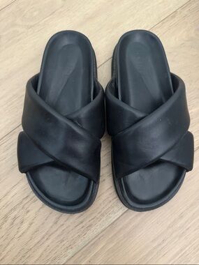 Women's Black Padded Crisscross Slide Sandals